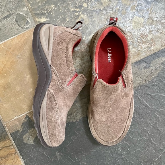 L.L.Bean• Kid’s Size 1•Tan Suede Uppers•Easy Slip-On Styling•Traction Grip Sole - Picture 3 of 9